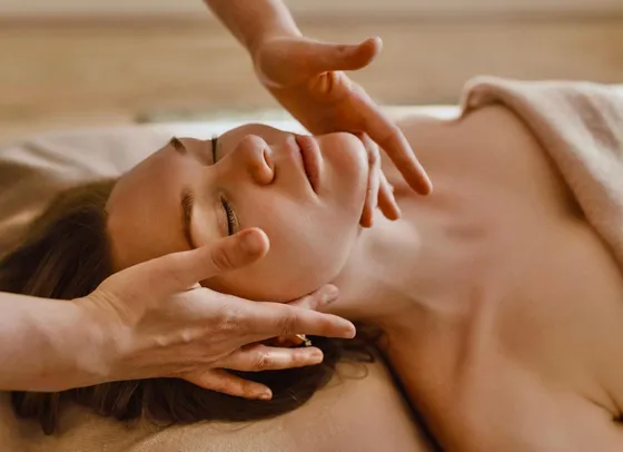 Face-Lifting Massage